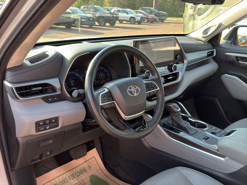 Used 2023 Toyota Highlander Platinum AWD/4WD image 9