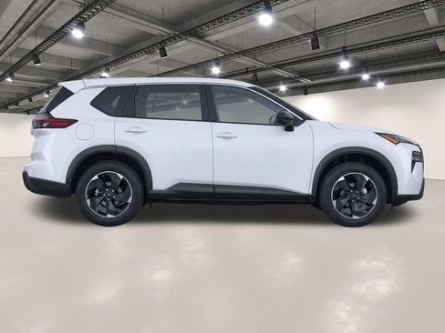 Used 2025 Nissan Rogue SV FWD image 8