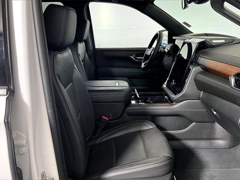 Used 2025 GMC Yukon XL Denali image 6