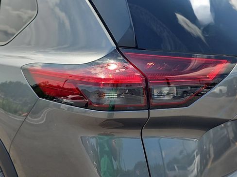 Used 2023 Nissan Rogue SV FWD image 32