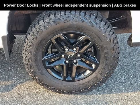 Used 2020 Chevrolet Silverado 1500 Custom Trail Boss w/ Custom Convenience Package AWD/4WD image 15