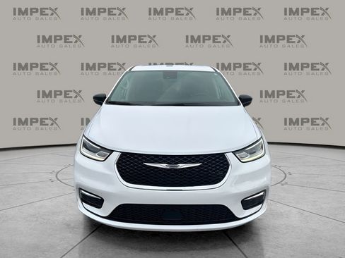 Used 2024 Chrysler Pacifica Touring-L image 8