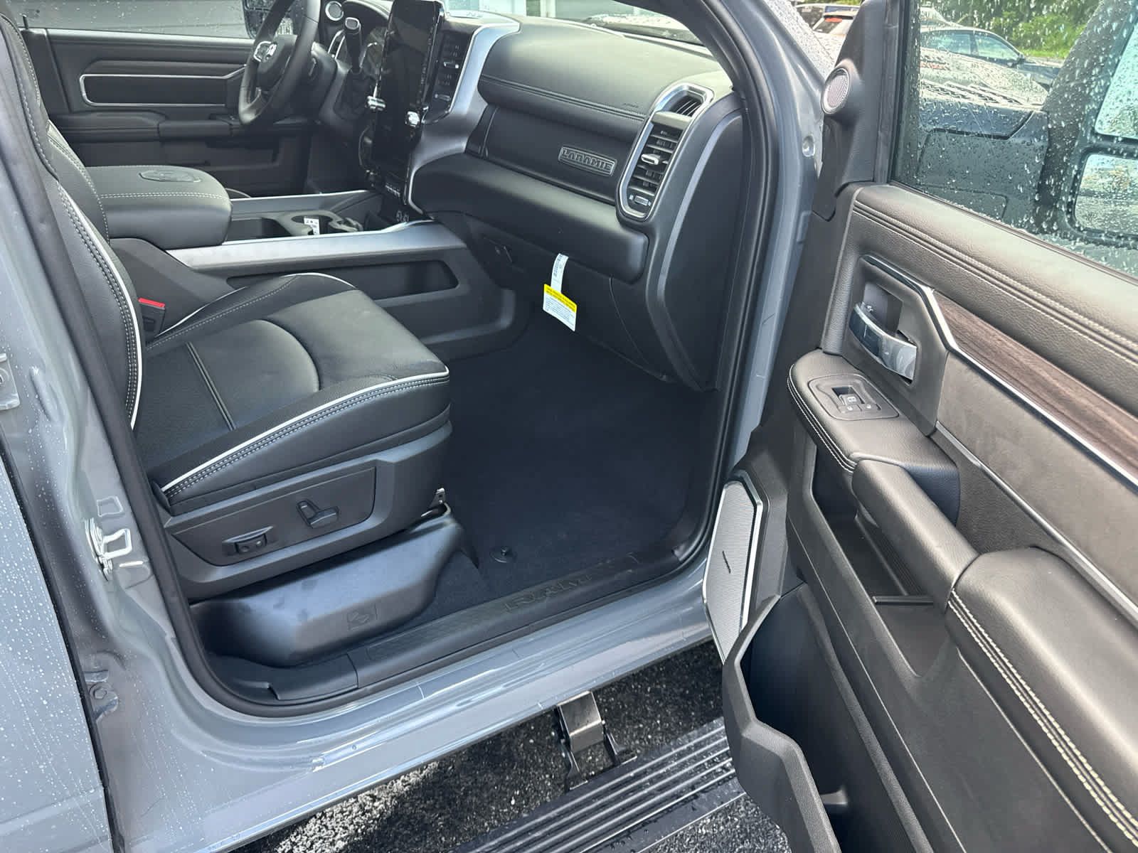 New 2026 RAM 2500 Laramie AWD/4WD image 14