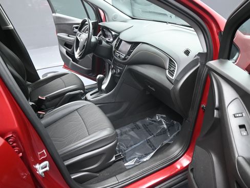 Used 2020 Chevrolet Trax LT w/ Driver Confidence Package image 19
