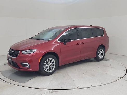 New 2026 Chrysler Pacifica Select image 7