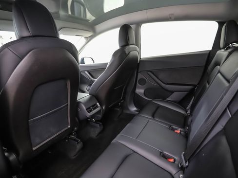 Used 2021 Tesla Model Y Long Range image 19