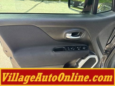 Used 2019 Jeep Renegade Latitude w/ Cold Weather Group AWD/4WD image 15