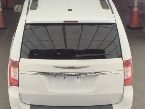 Used 2016 Chrysler Town & Country Touring w/ Driver Convenience Group image 18