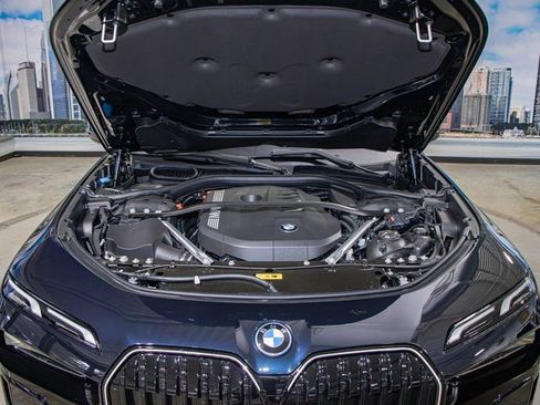 Used 2025 BMW 750e xDrive w/ Premium Package image 5