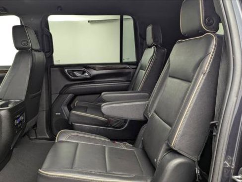Used 2023 Chevrolet Suburban Premier image 17