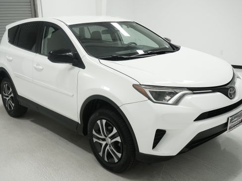 Used 2018 Toyota RAV4 LE FWD image 3