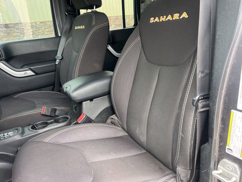 Used 2014 Jeep Wrangler Unlimited Sahara w/ Dual Top Group AWD/4WD image 12