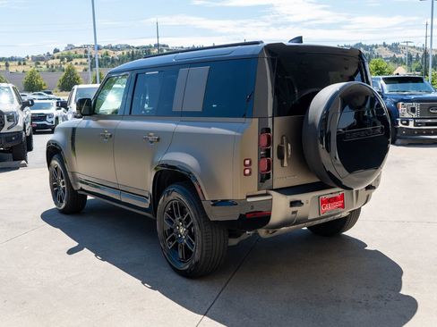 Used 2025 Land Rover Defender 110 X-Dynamic SE AWD/4WD image 5
