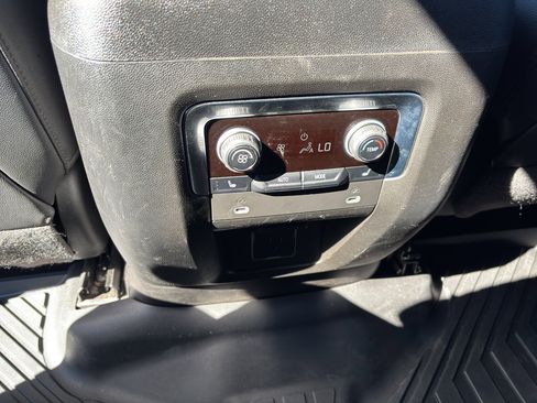 Used 2022 Chevrolet Suburban Premier image 21