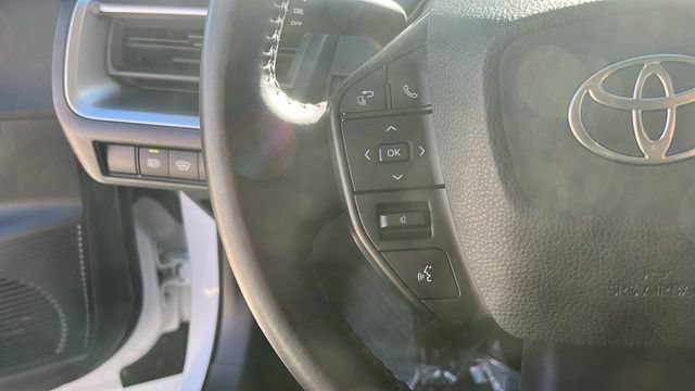 Used 2025 Toyota Prius LE FWD image 9