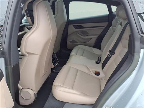 Used 2022 Porsche Taycan image 8