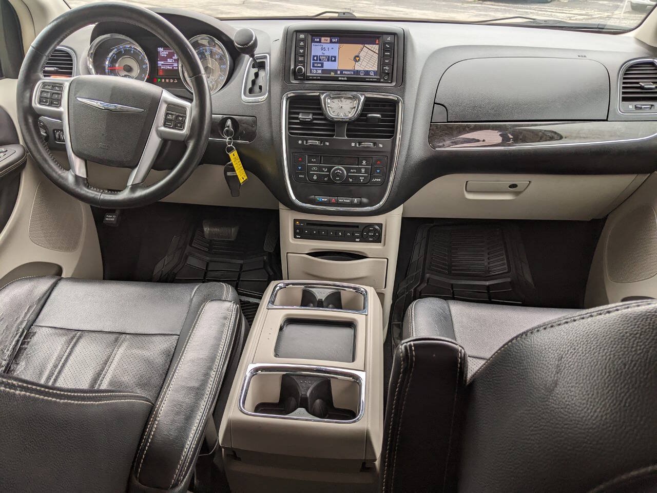 Used 2013 Chrysler Town & Country Touring-L w/ Entertainment Group #2 FWD image 16