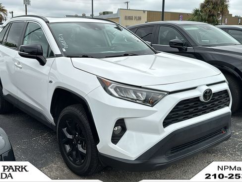 Used 2021 Toyota RAV4 XLE w/ Convenience Package FWD image 1