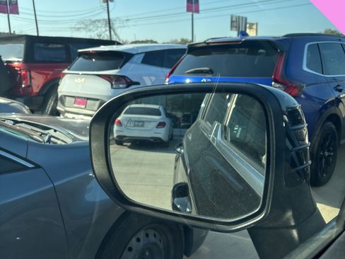 Used 2023 Kia Telluride EX w/ EX Captain's Chair Package image 11