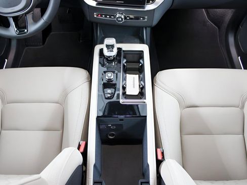 New 2026 Volvo XC90 B5 Plus w/ Protection Package Premier image 17