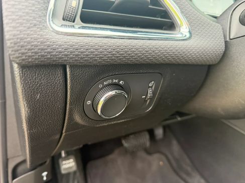 Used 2018 Chevrolet Cruze LT w/ Convenience Package FWD image 10