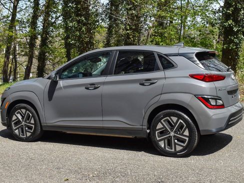 Used 2023 Hyundai Kona SE w/ Cargo Package FWD image 5