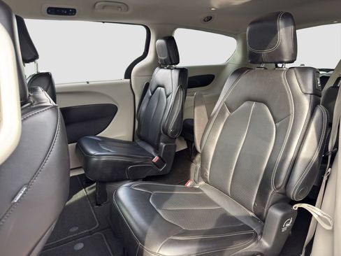 Used 2023 Chrysler Pacifica Touring-L FWD image 13