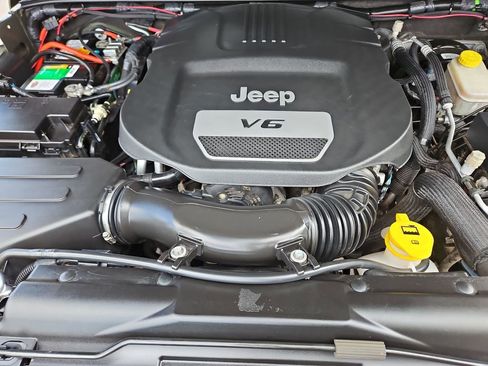 Used 2015 Jeep Wrangler Unlimited Sahara w/ Dual Top Group AWD/4WD image 20