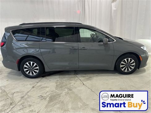 Used 2022 Chrysler Pacifica Touring-L image 2