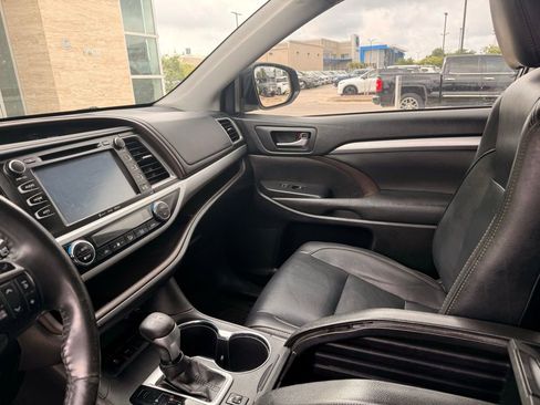 Used 2019 Toyota Highlander XLE FWD image 13