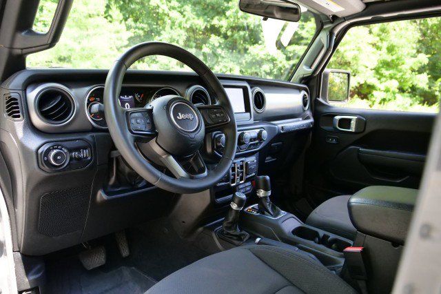Used 2023 Jeep Wrangler Unlimited Sport AWD/4WD image 2