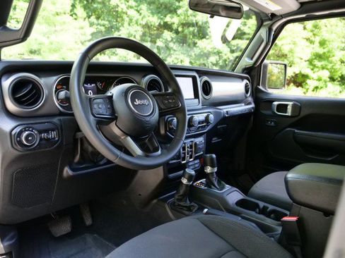 Used 2023 Jeep Wrangler Unlimited Sport AWD/4WD image 2