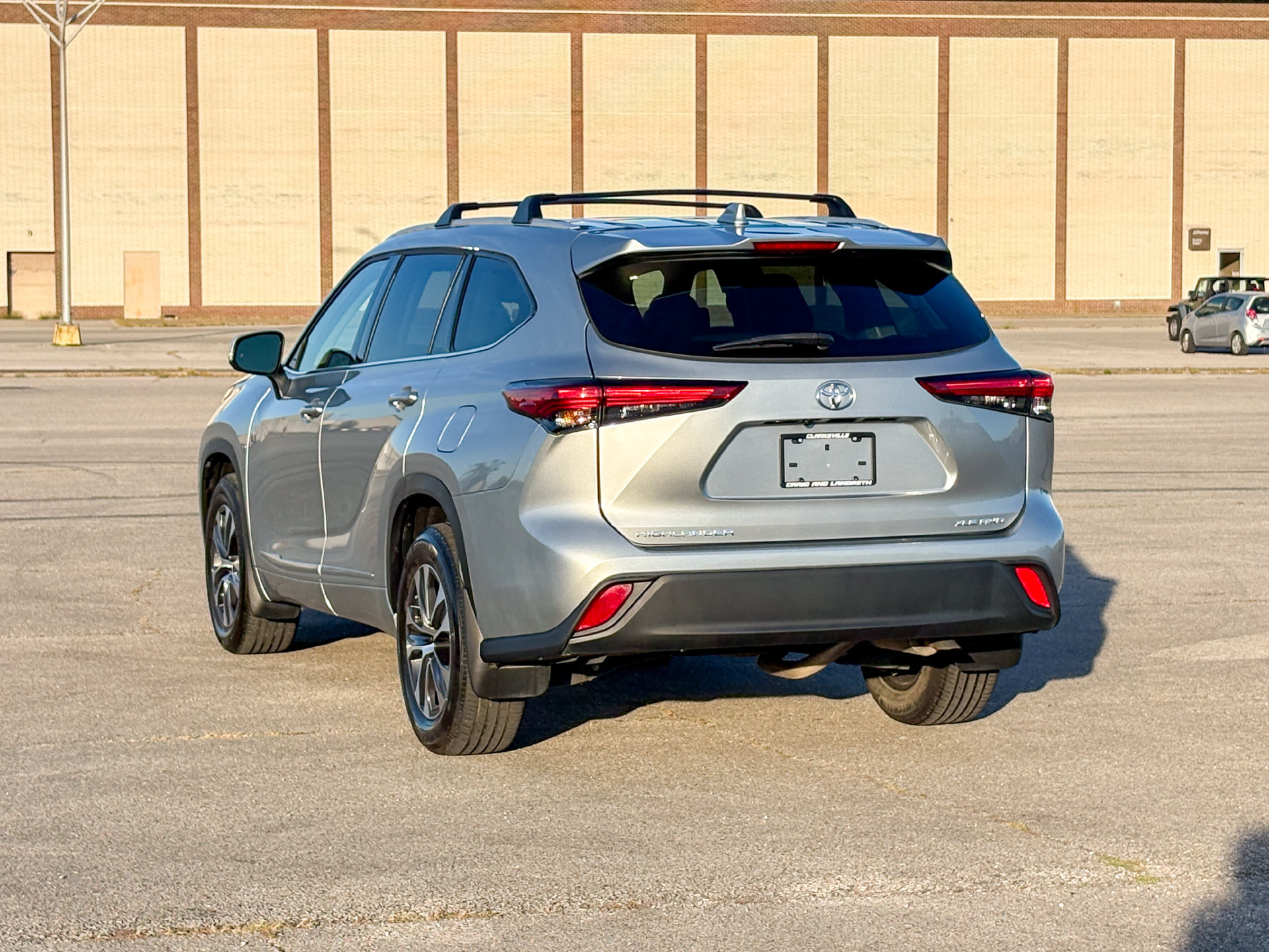 Used 2022 Toyota Highlander XLE AWD/4WD image 8