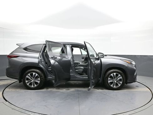 Used 2025 Toyota Highlander XLE AWD/4WD image 44