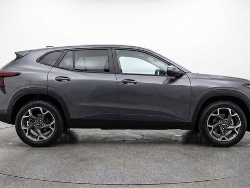 Used 2025 Chevrolet Trax LT FWD image 11