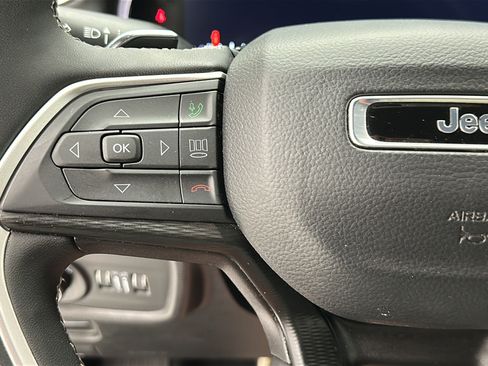 Used 2025 Jeep Grand Cherokee Altitude AWD/4WD image 17