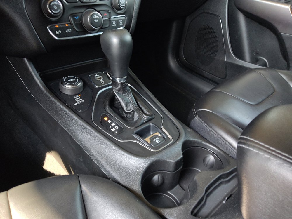 Used 2019 Jeep Cherokee Latitude Plus w/ Cold Weather Group AWD/4WD image 26