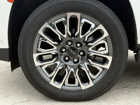 Used 2023 GMC Yukon XL Denali Ultimate AWD/4WD image 12