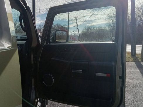 Used 2005 HUMMER H2 w/ Preferred Equipment Group AWD/4WD image 15