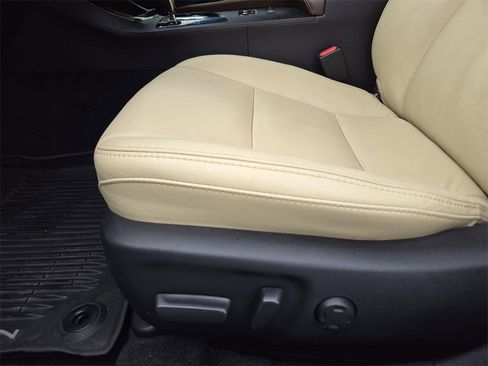 Used 2016 Toyota Avalon XLE Premium image 25