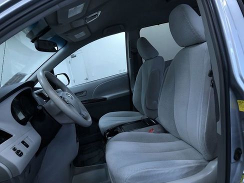 Used 2011 Toyota Sienna LE w/ Towing Pkg FWD image 19