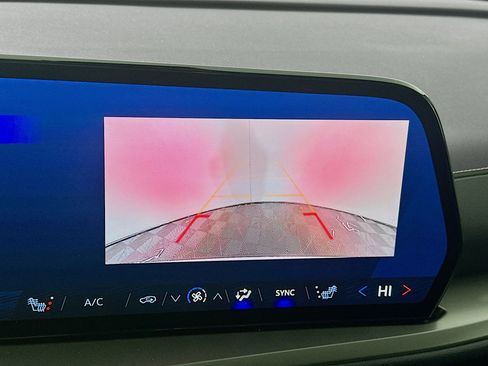 Used 2025 Chevrolet Traverse LT image 23