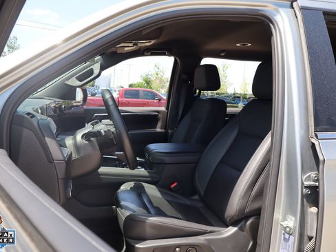 Used 2025 Chevrolet Suburban LT RWD image 11