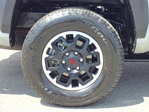 Certified 2025 Toyota Tacoma TRD Off-Road image 7
