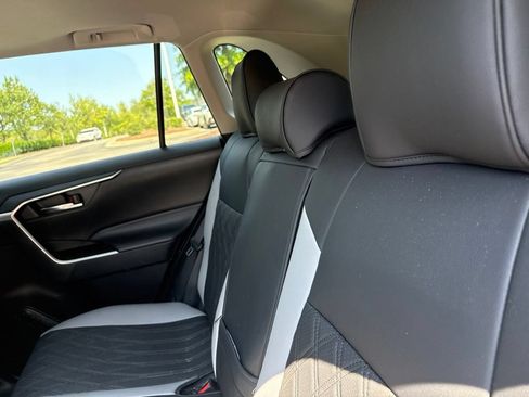 Used 2022 Toyota RAV4 XLE Premium FWD image 10