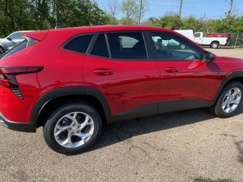 New 2026 Chevrolet Trax LS w/ LS Convenience Package FWD image 2