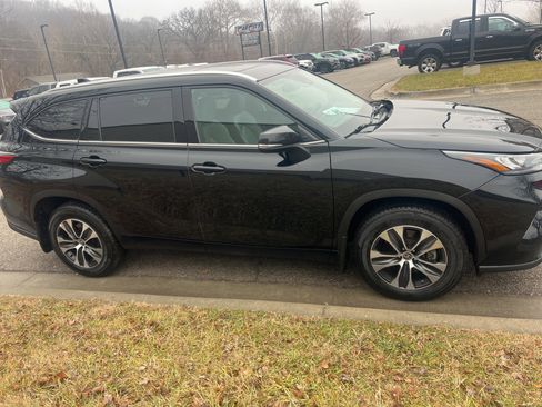 Used 2020 Toyota Highlander XLE image 4