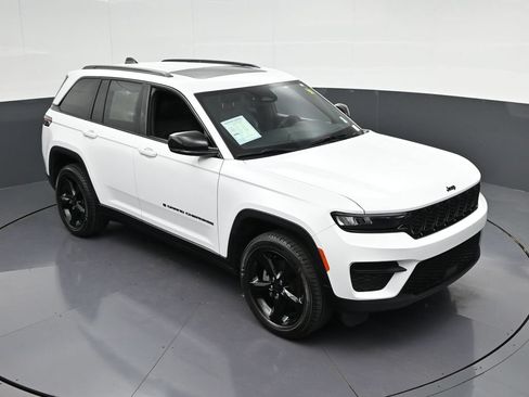 Used 2024 Jeep Grand Cherokee Altitude AWD/4WD image 23
