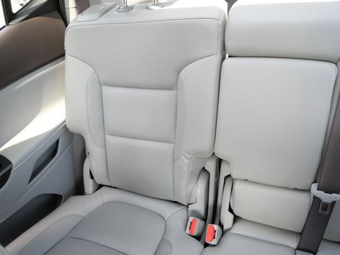 Used 2017 GMC Acadia SLT AWD/4WD image 12