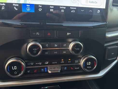 Used 2024 Ford Expedition XLT RWD image 18